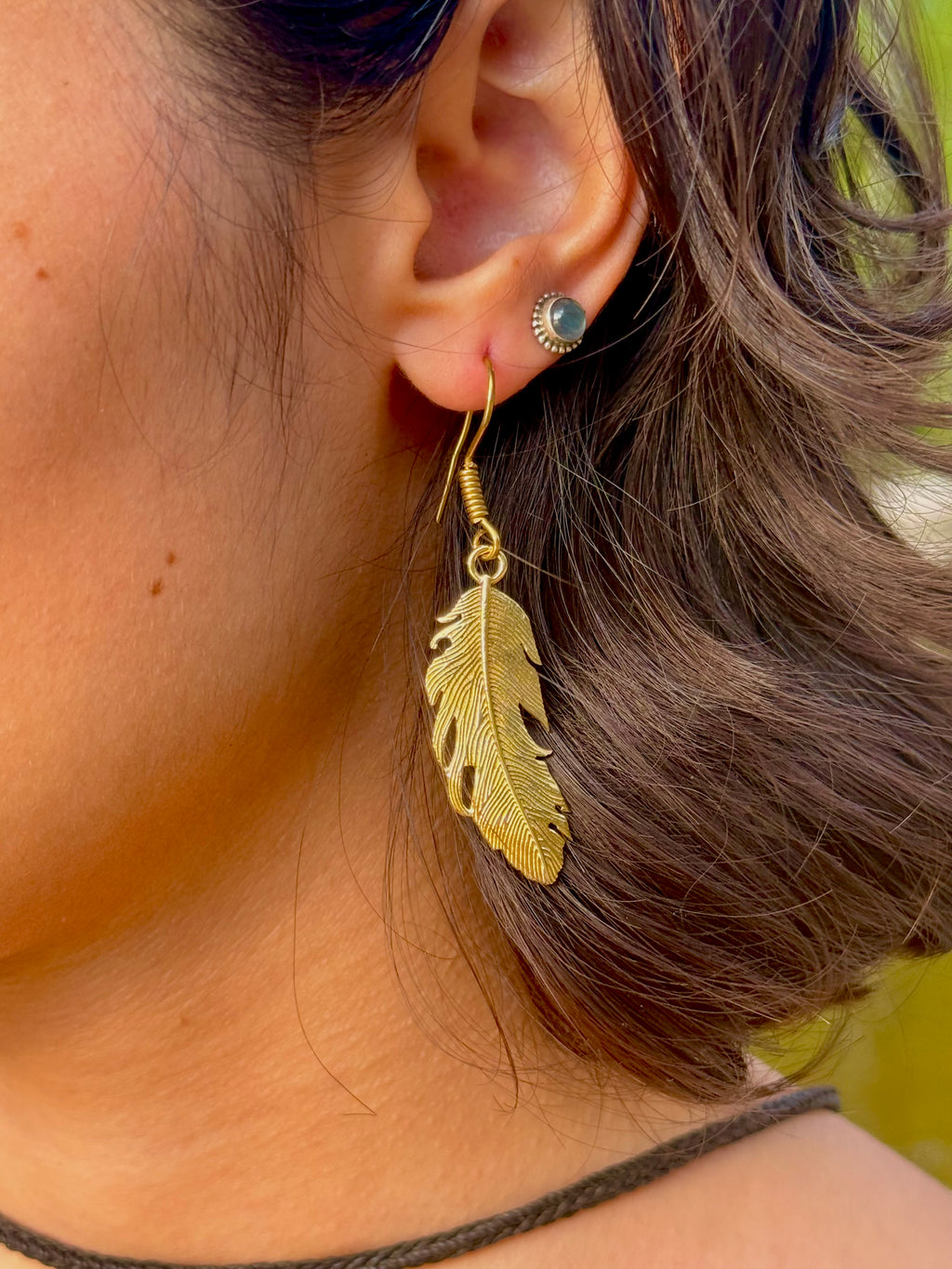 Aros Pluma Dorada ~ Joyería Bohemia