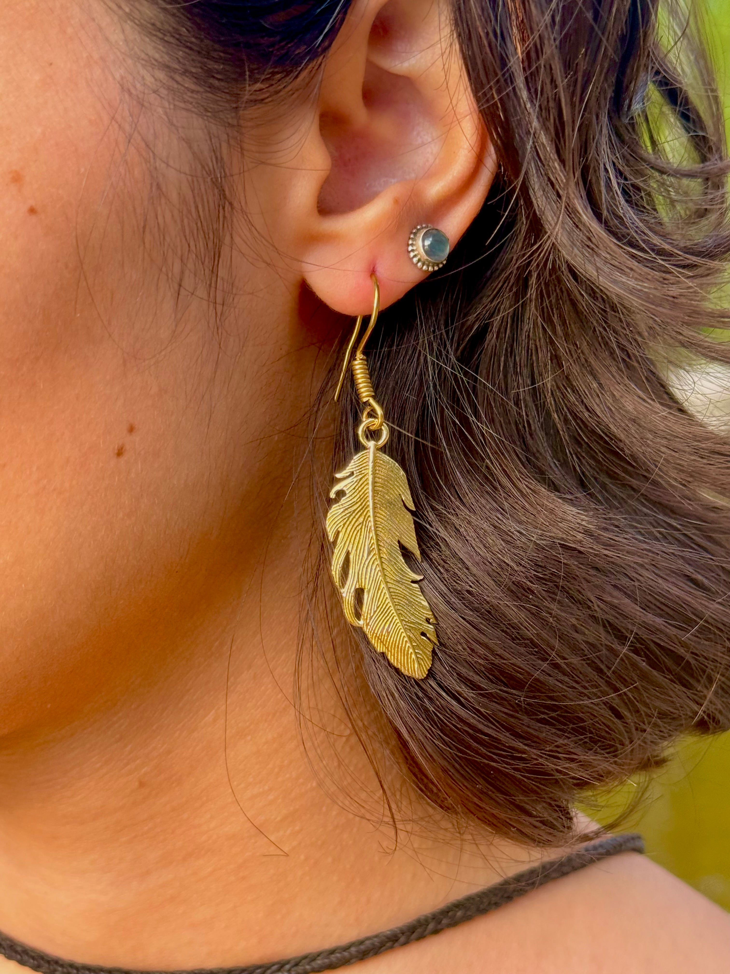 Aros Pluma Dorada ~ Joyería Bohemia