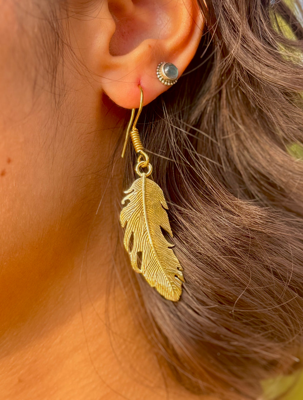 Aros Pluma Dorada ~ Joyería Bohemia