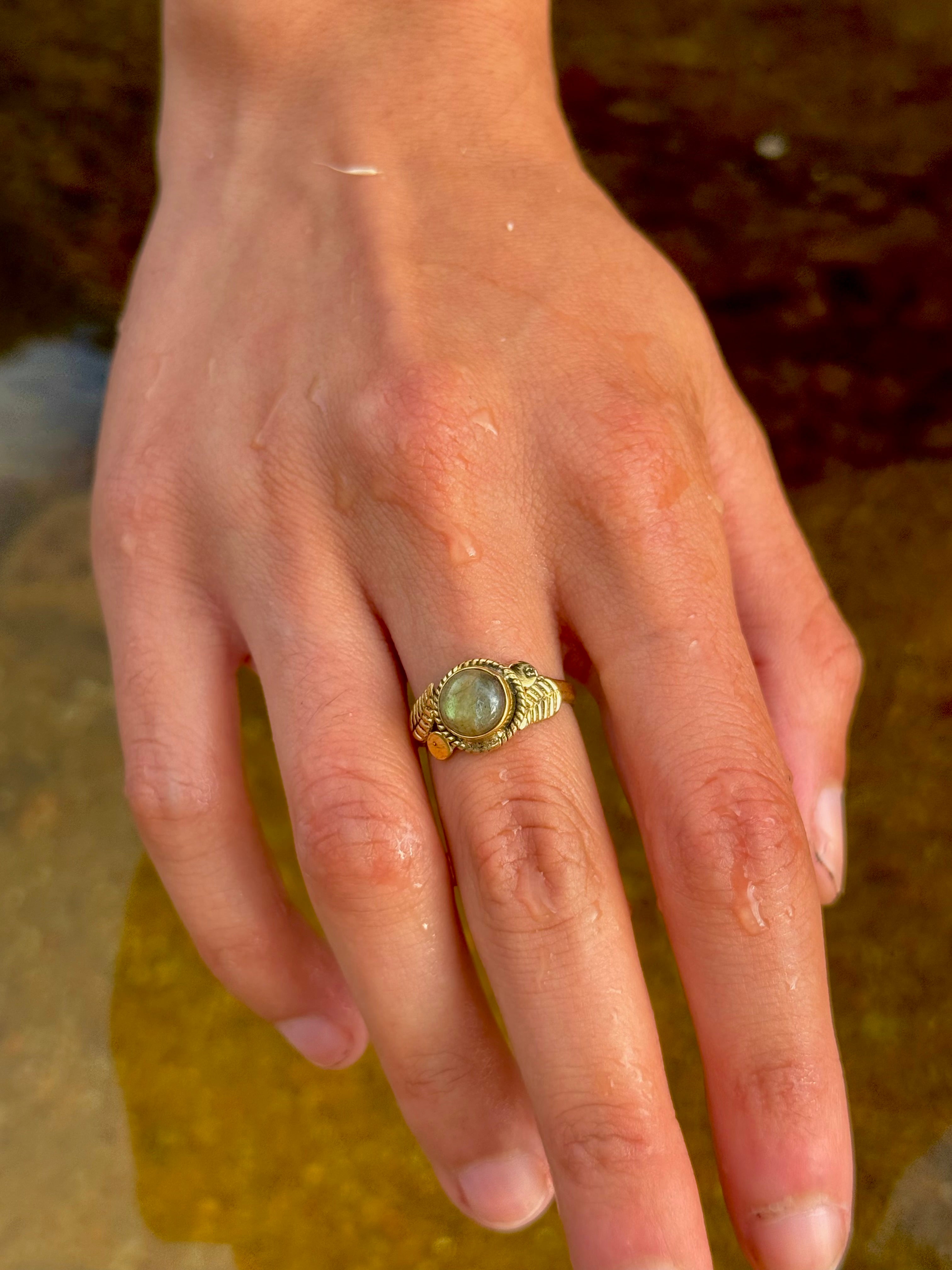 Guardiana de Labradorita ~ Anillo Boho